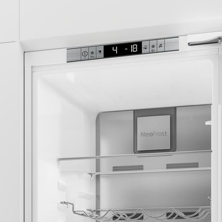 Vestavná kombinovaná chladnička Beko BCNA 275E4SN (2)