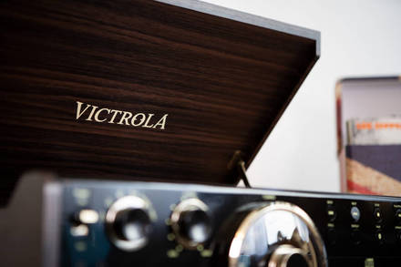 Gramofon Victrola VTA-270B hnědý (3)