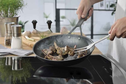 Pánev Kela KL-12602 železná Rhino černá 28cm (7)