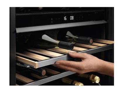 Vestavná vinotéka Electrolux EWUD040B8B (3)