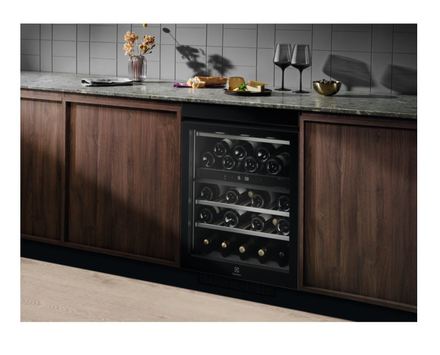 Vestavná vinotéka Electrolux EWUD040B8B (7)