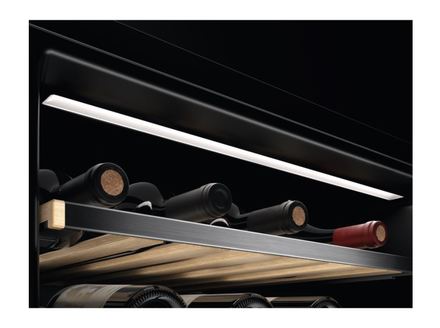 Vestavná vinotéka Electrolux EWUD040B8B (4)