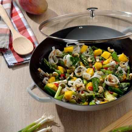 Wok pánev s poklicí litinový Kela KL-12610 Calido 36 cm světle šedá (2)