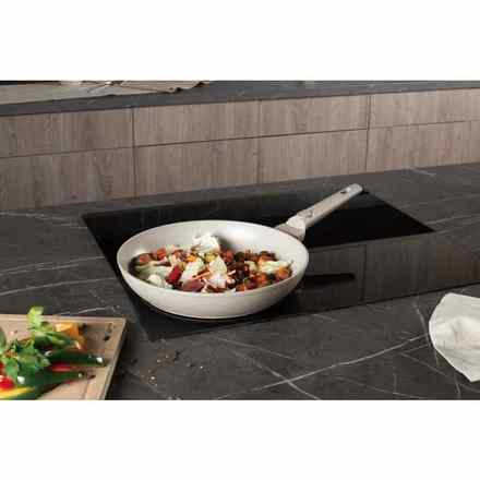 Pánev s titanovým povrchem Berlingerhaus BH-8054 28 cm Sahara Collection (3)