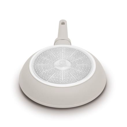 Pánev s titanovým povrchem Berlingerhaus BH-8053 24 cm Sahara Collection (1)