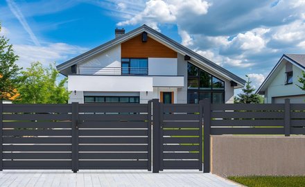 Plotový sloupek G21 pro plotové pole 10x89 cm s patkou, antracitový (1)