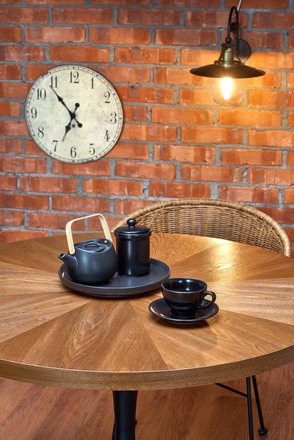 Moderní jídelní stůl Halmar CARMELO stůl kulatý, deska - ořech, noha - černá (3p=1szt) (3 karton) (9)