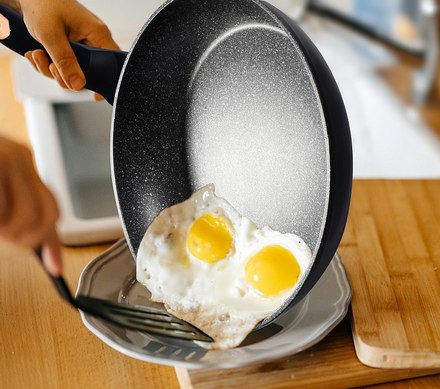 Pánev s mramorovým povrchem Berlingerhaus BH-1634 24 cm Black Rose Collection (4)