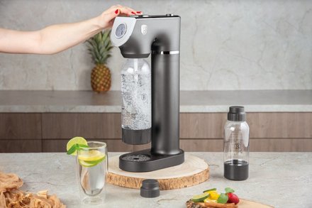 Výrobník sody Berlingerhaus BH-8557 SODABAR + 2 lahve Antracit Collection (1)