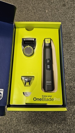 Zastřihovač vousů Philips OneBlade Pro QP6530/15 (rozbaleno)
