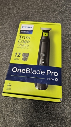 Zastřihovač vousů Philips OneBlade Pro QP6530/15 (rozbaleno) (1)