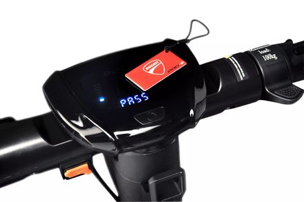 Elektrická koloběžka Ducati PRO-III (předváděcí Č.8) (7)