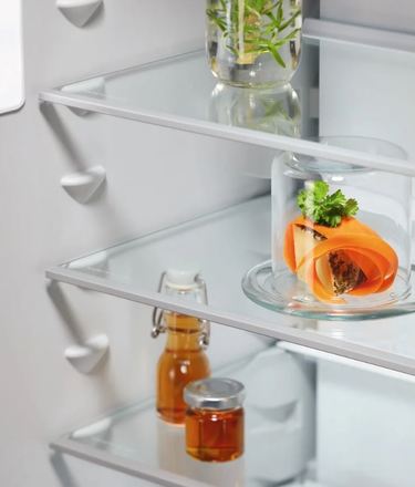 Vestavná kombinovaná chladnička Electrolux 700 NoFrost CoolAssist ENA7CD18S (3)