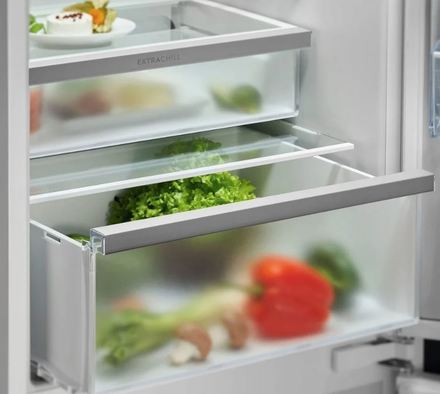 Vestavná kombinovaná chladnička AEG 7000 NoFrost CoolAssist TC7CS181DS (3)