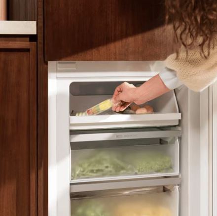 Vestavná kombinovaná chladnička Electrolux 700 NoFrost CoolAssist ENA7NE18S (3)