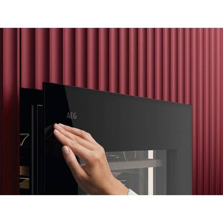 Vestavná vinotéka AEG 7000 Cellaring PURE AWCD280B6B (6)