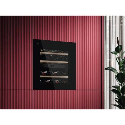 Vestavná vinotéka AEG 7000 Cellaring PURE AWCD280B6B (8)