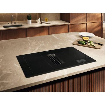 Indukční varná deska s intergrovaným odsavač par Electrolux 900 XTM SensePro ECC8549 (2)