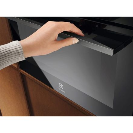 Kompaktní vestavná trouba Electrolux 700 MealAssist KVMBE08H (3)