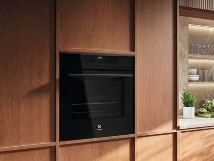 Samostatná vestavná trouba Electrolux 500 SurroundCook KOFCP86H (2)