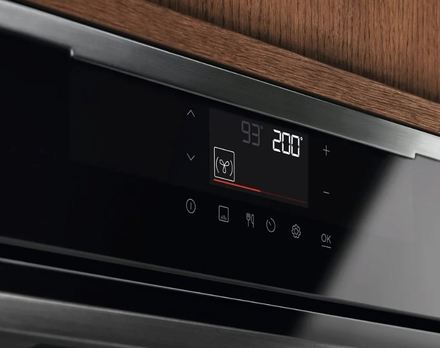 Samostatná vestavná trouba Electrolux 500 SurroundCook KOFCP86H (3)