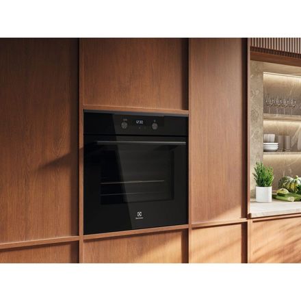 Vestavná parní trouba Electrolux 500 SurroundCook SteamBake KODEH10H (3)