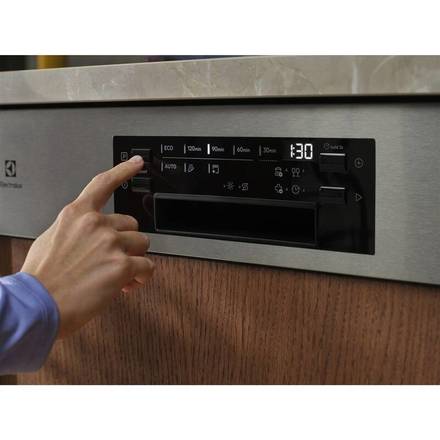 Vestavná myčka nádobí Electrolux 500 E62ID110SX (10)